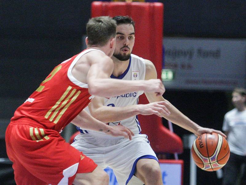 Basketbalové utkání kvalifikace na mistrovství světa 2019 mezi Českou republikou (v bílém) a Ruskem (v červeném) v pardubické ČSOB Pojišťovna areně.