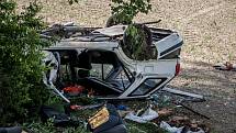 Úterní tragická dopravní nehoda u Chvojence. Řidič osobního vozu narazil do stromu, osudným se mu staly byrely s naftou, které vezl.