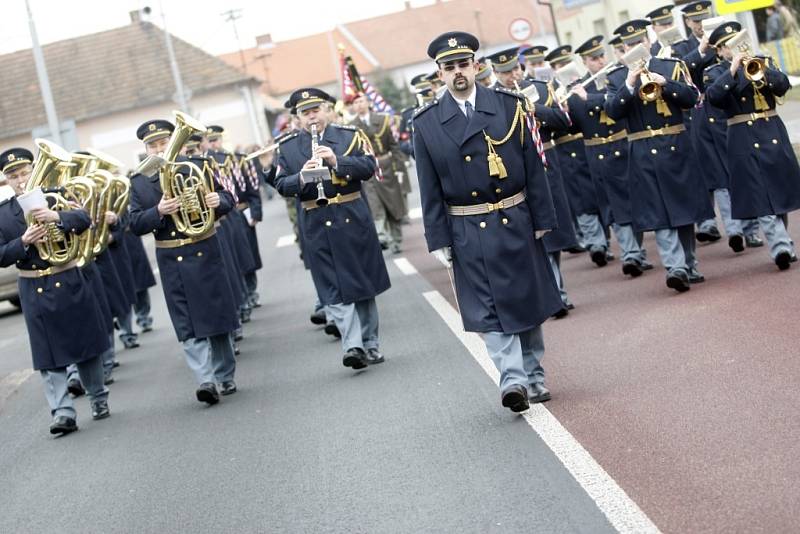 Pohřeb tragicky zesnulého výsadkáře Lukáše Syručka v Rohovládově Bělé