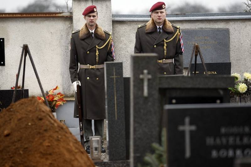 Pohřeb tragicky zesnulého výsadkáře Lukáše Syručka v Rohovládově Bělé