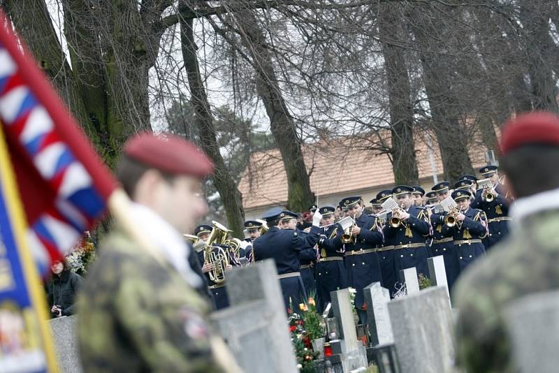 Pohřeb tragicky zesnulého výsadkáře Lukáše Syručka v Rohovládově Bělé