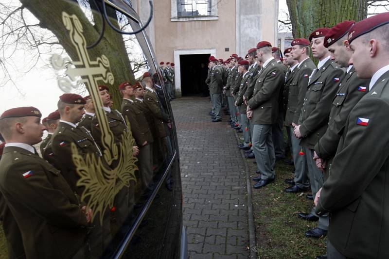 Pohřeb tragicky zesnulého výsadkáře Lukáše Syručka v Rohovládově Bělé