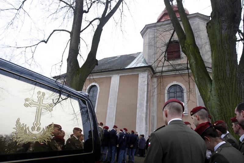 Pohřeb tragicky zesnulého výsadkáře Lukáše Syručka v Rohovládově Bělé