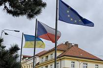 Ukrajinská vlajka vedle Městského úřadu v Holicích.