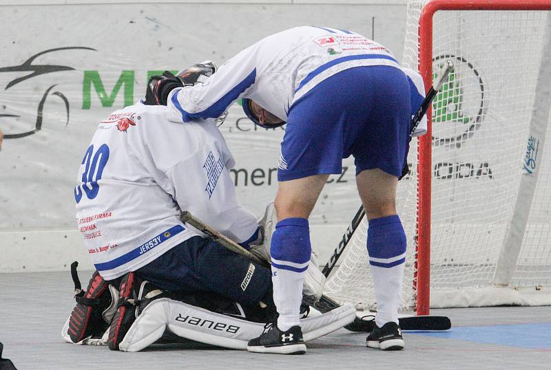 Čtvrté finále hokejbalové play-off CROSSDOCK extraligy mezi HBC Autosklo-H.A.K. Pardubice (v bílomodrém) a  HC Kert Park Praha(v červeném) na hřišri v Polabinách.