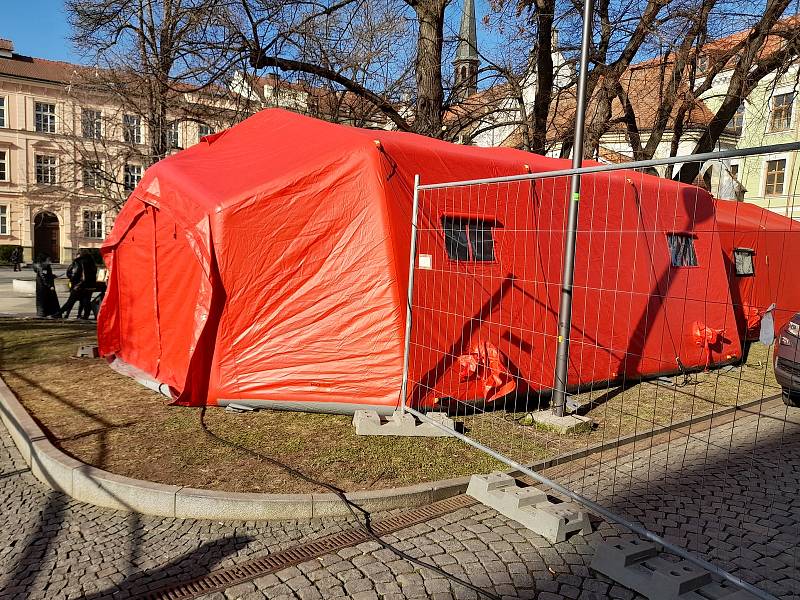 Dopoledne se v Asistenčním centru pro pomoc Ukrajině na krajském úřadu v Pardubicích sešly desítky uprchlíků hledající pomoc, tlumočníka, ubytování apod. Dopoledne zde byla hlava na hlavě.