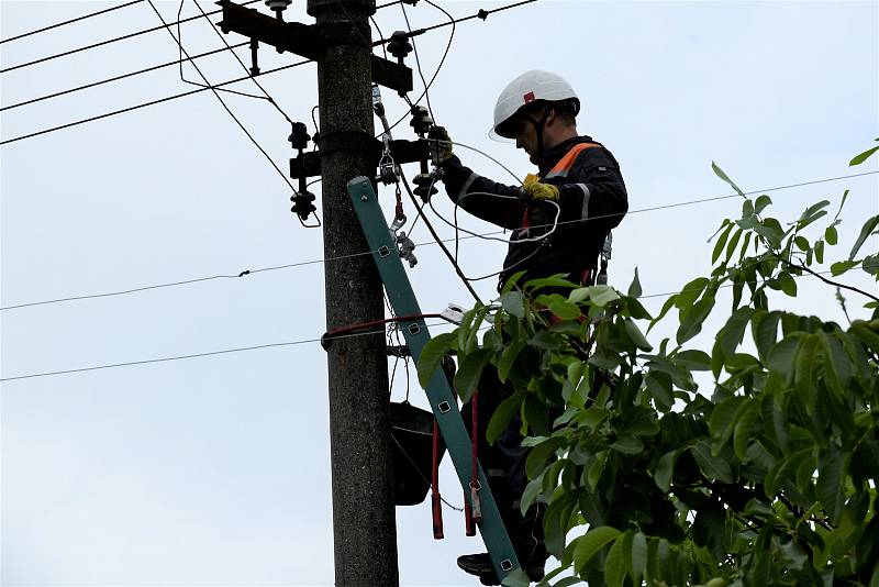 Energetici opravují poruchy v Pardubickém Svítkově, kde spadly dráty na silnici.