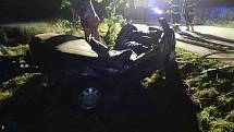 Tragická nehoda u Žáravic. Auto se čtyřmi mladými muži narazilo do stromu. Jeden z nich nehodu nepřežil.