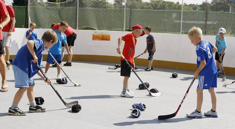 Ani chvíle oddechu. V hokejové škole se mladí sportovci nezastaví, mají hodně pestrý program. 