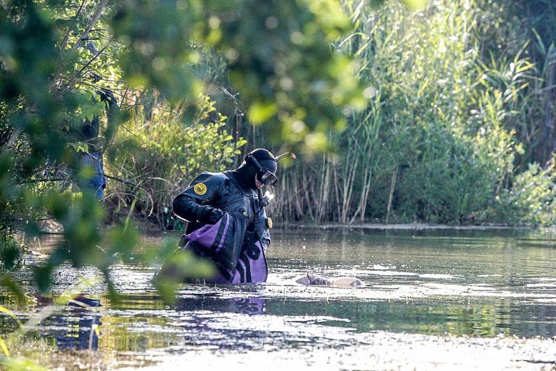 Utonulého muže z písníku Hrádek vylovili policejní potápěči.