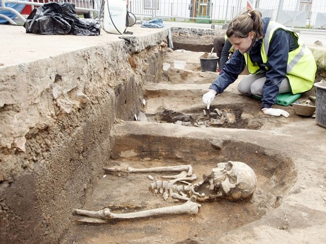 Při stavbě kanalizace v Kuněticích odhalili deset hrobů 
