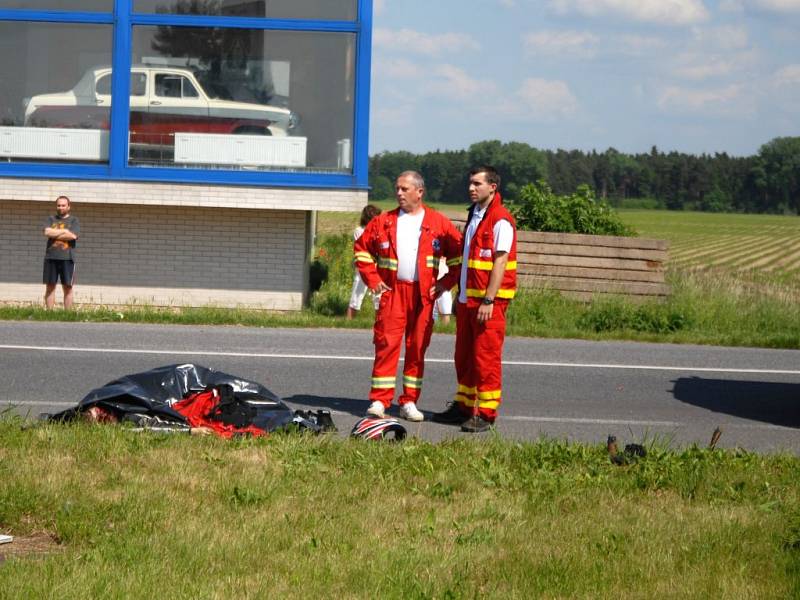 Mladý motorkář zemřel na místě, jeho spolujezdkyně o pár desítek minut později v nemocnici