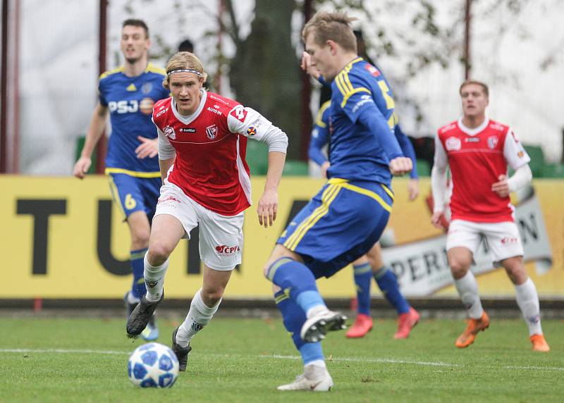 Utkání Fotbalové národní ligy mezi FK Pardubice (ve červenobílém) a FC Vysočina Jihlava (v modrobílém) na hřišti pod Vinicí v Pardubicích.