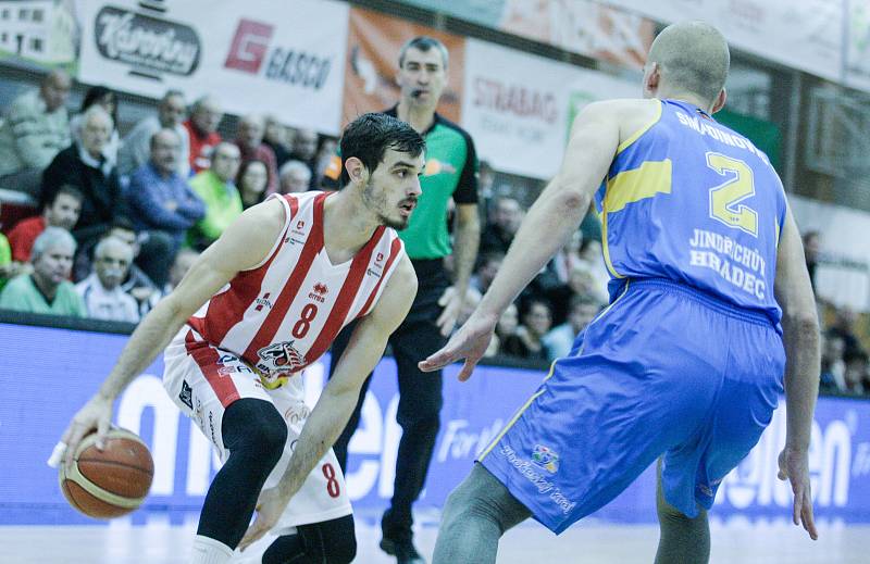 Basketbalové utkání Kooperativy NBL mezi BK JIP Pardubice (v bíločerném) a Basket Fio banka Jindřichův Hradec (v modrém) v pardubické hale na Dašické.