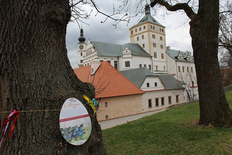 Plno zajímavostí o velikonočních tradicích se dozvíte na zámecké velikonoční stezce, kterou připravilo Východočeské muzeum v Pardubicích na zámeckých valech.