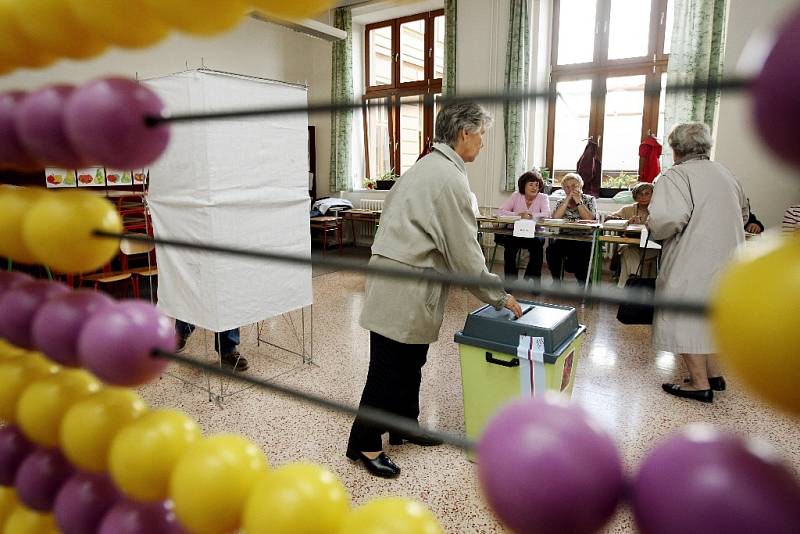 PRVNÍ VOLIČI. Tak to vypadalo krátce po otevření volebních místností v pardubické Základní školy Bratranců Veverkových.