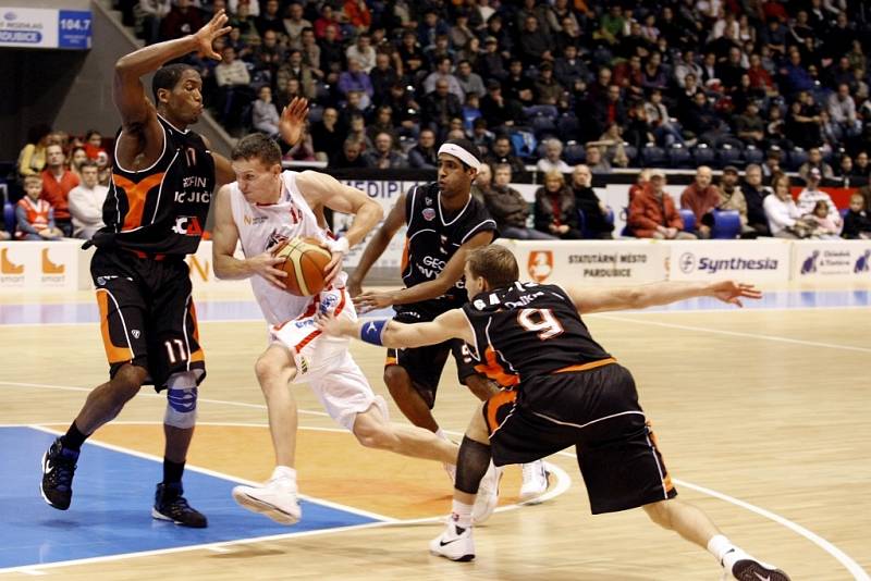 V pardubické ČEZ Areně se konalo basketbalové utkání Mattoni NBL mezi BK Synthesia Pardubice a Geofin Nový Jičín. 