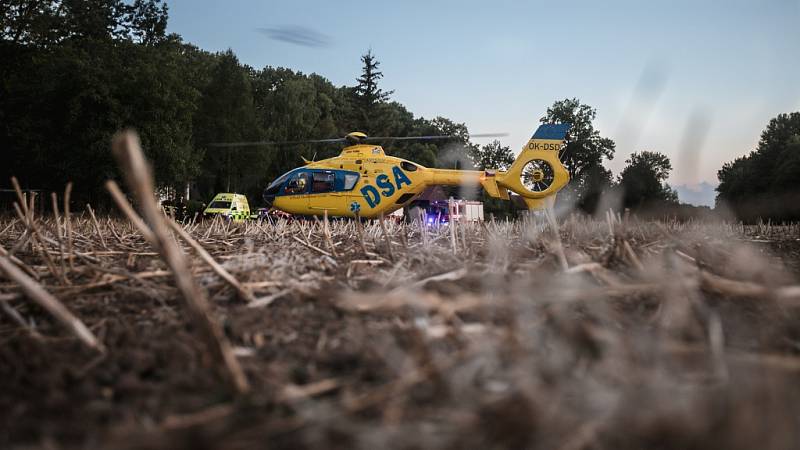 Na muže v chatové osadě u Sezemic se při rekonstrukci zřítil komín. Zasahovali hasiči, záchranka i vrtulník.