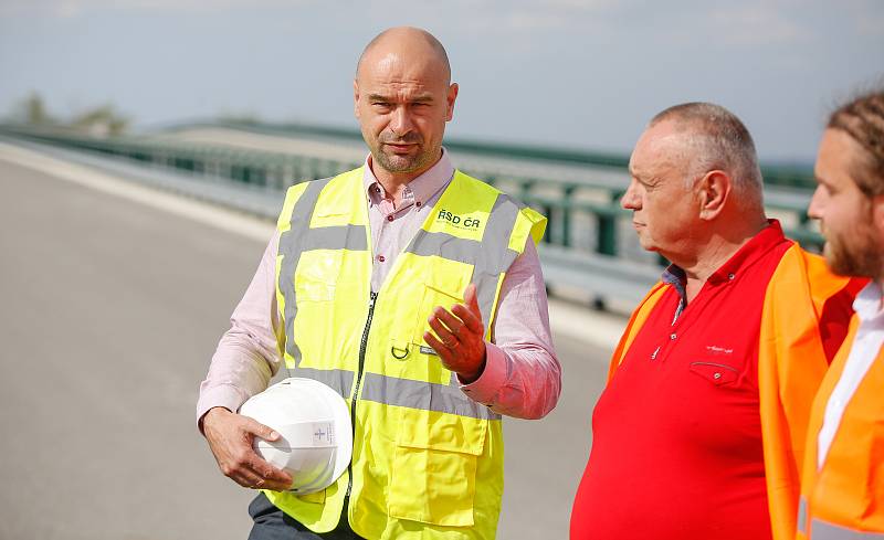 Setkání kandidátů  na hejtmana Pardubického kraje na rozestavěné dálnici D35 u Opatovic nad Labem.