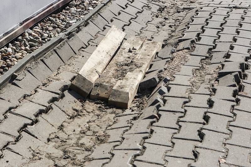 Cílová rovina Velké pardubické zůstává po demontování ledové plochy, kterou na pardubické závodiště na začátku zimy umístila Nadace pro rozvoj města Pardubic, zdevastovaná.