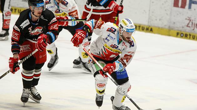 Hokejové utkání play off Tipsport extraligy v ledním hokeji mezi HC Dynamo Pardubice (v bíločerveném) a HC Olomouc v pardubické enterie areně.