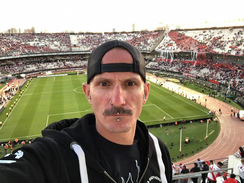 Sám mezi fanoušky River Plate. Miloslav Urbanec zavítal omylem na místo největších ultras.