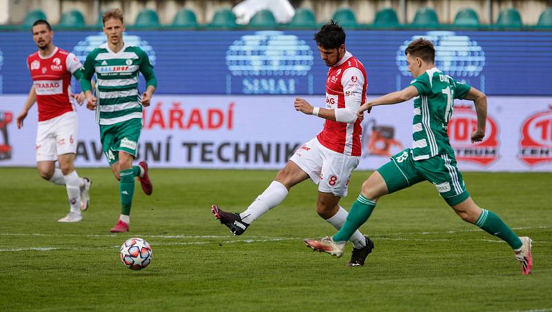 Fotbalové utkání Fortuna ligy mezi FK Pardubice (v červenobílém) a FC Bohemians 1905 ( v zelenobílém) na Městském stadionu Ďolíček v Praze.