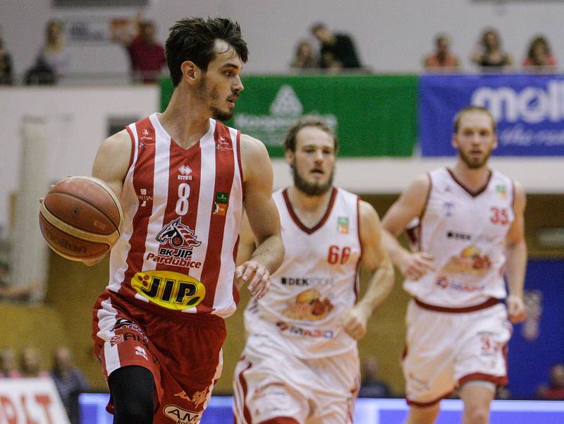 Basketbalové utkání o třetí místo Kooperativa NBL mezi DEKSTONE Tuři Svitav (v bíločerveném) a BK JIP Pardubice (v červenobílém) ve Svitavské hale na Střelnici.