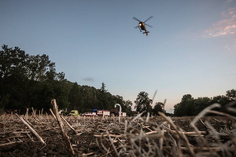 Na muže v chatové osadě u Sezemic se při rekonstrukci zřítil komín. Zasahovali hasiči, záchranka i vrtulník.