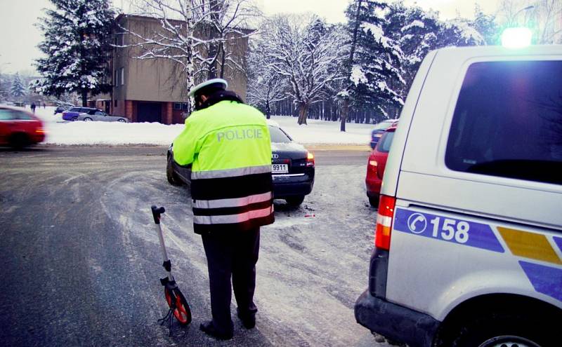 Úterý 6. ledna 16:40. U benzínové čerpací stanice na Dukle se na nehodě podepsalo silné náledí. 