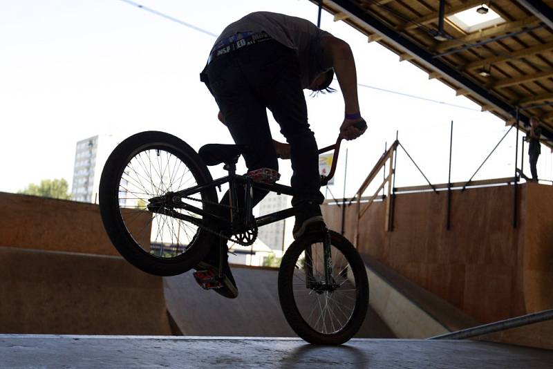 Bikeři v pardubickém skateparku