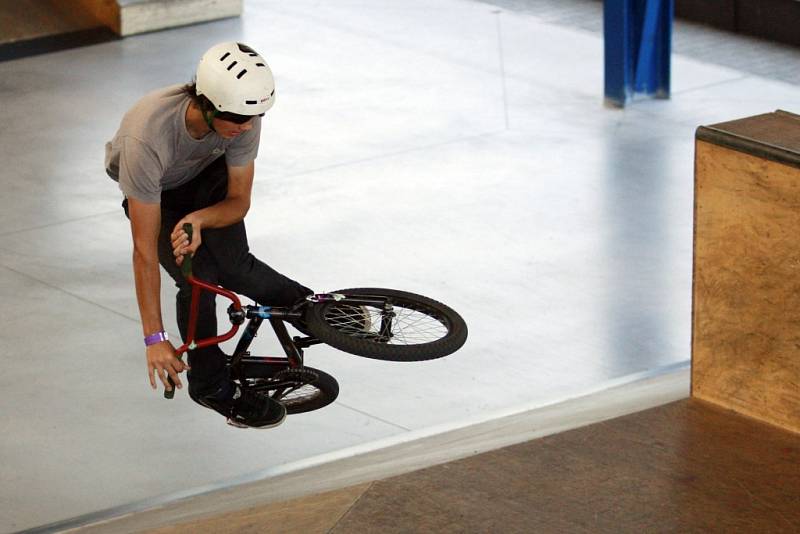 Bikeři v pardubickém skateparku