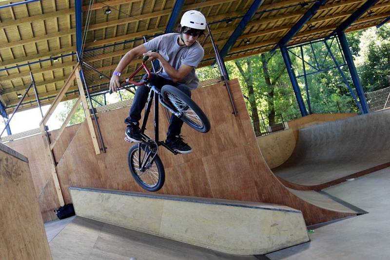 Bikeři v pardubickém skateparku