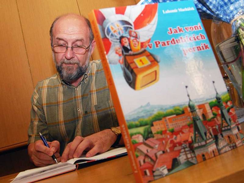Lubomír Macháček pokřtil knihu.
