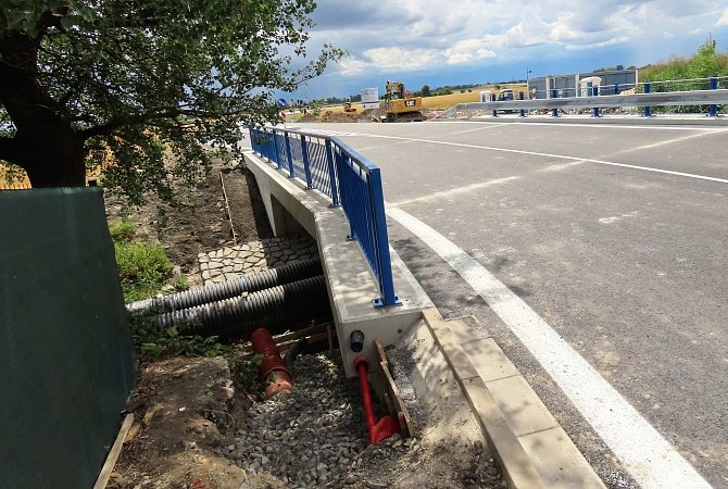 Silnice mezi Komárovem a Dašicemi je uzavřena od 1. dubna.