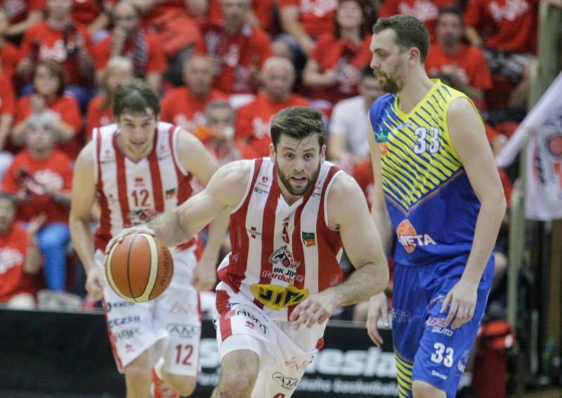 7. čtvrtfinále basketbalu mezi BK JIP Pardubice (v bíločerveném) a SLUNETA Ústí nad Labem (v modrožlutém) v pardubické hale na Dašické.