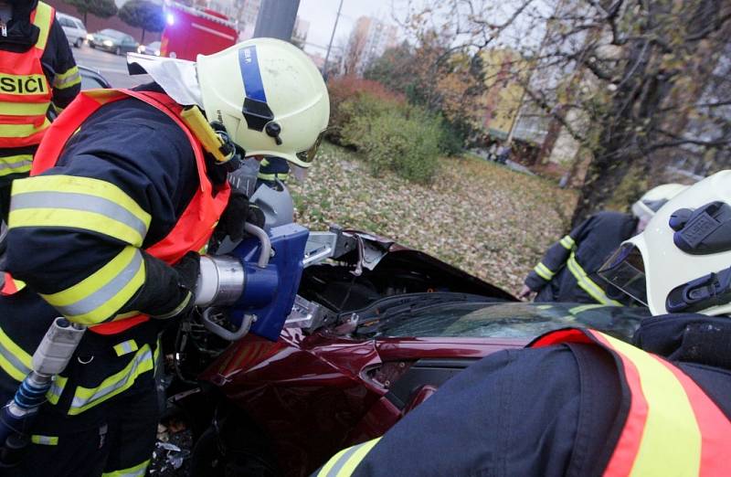 Zásah záchranářů nebyl bez rizika. Opilá řidička krom toho, že nadýchala 2,55 promile, rozbila i sloup veřejného osvětlení a mohlo hrozit i zasažení elektrickým proudem.. 