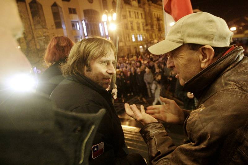 25 let od Sametové revoluce v Pardubicích si lidé listopad 89 připomněli opět před pardubickým divadlem.