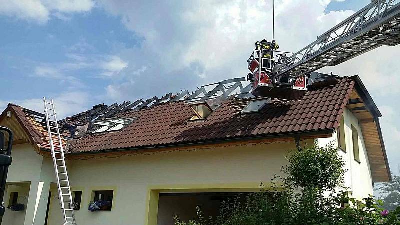 Požár fotovoltaických panelů na střeše rodinného domu v Hoděšovicích. Škoda přesáhne jeden milion korun.