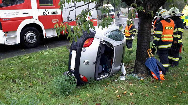 Dopravní nehoda ve Zminném. Auto skončilo na boku, řidička v nemocnici.