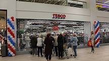 Tesco v Pardubicích bylo ve čtvrtek 15. září po rekonstrukci otevřeno.