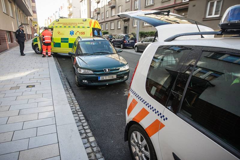 Řidič údajně brázdil na proražené pneumatice Pardubice už druhý den. Hlídka městské policie jeho jízdu ukončila ve Sladkovského ulici.