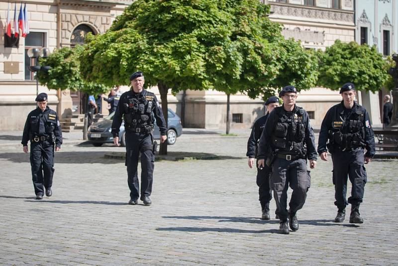 Kvůli ohlášené bombě policie v Pardubicích uzavřela  Pernštýnské náměstí.