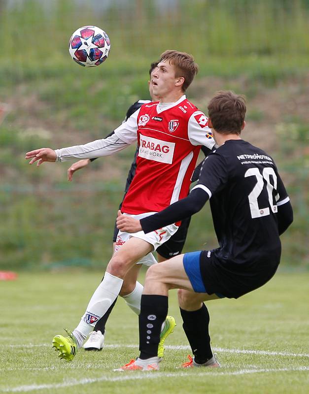 Přípravné utkání Fortuna národní ligy mezi FK Pardubice (ve červenobílém) a MFK (v Černém) na hřišti v Na Dolíčku.