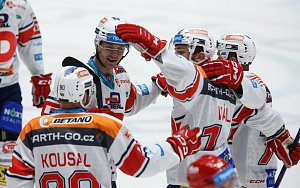 Hokejové utkání Tipsport extraligy v ledním hokeji mezi HC Dynamo Pardubice (v bíločerveném) a HC Oceláři Třinec v pardudubické enterie areně.