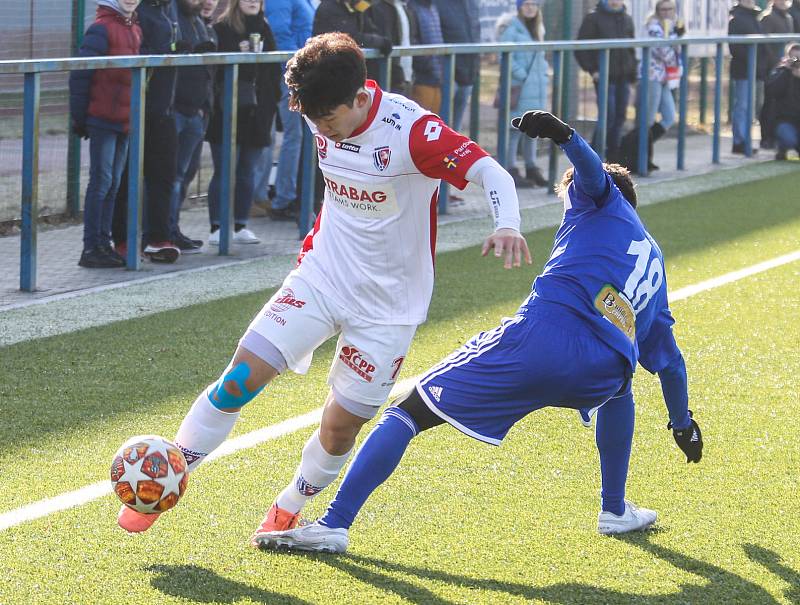 Přípravné utkání Fortuna národní ligy mezi FK Pardubice (ve červenobílém) a FC Velké Meziříčí (v modrém) na hřišti v Ohrazenicích v Pardubicích.