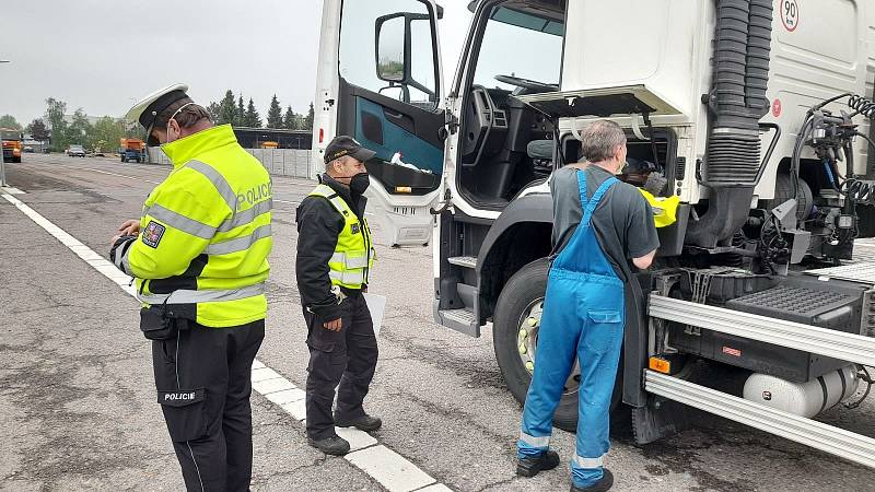 Policisté kontrolovali, jak řidiči kamionů přepravují nebezpečné náklady.