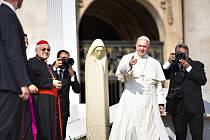 Papež František měl při sobotní generální audienci na náměstí svatého Petra v Římě po svém boku nejen unikátní dar v podobě sochy Svaté Anežky České, ale také českého kardinála Miloslava Vlka (na snímku vlevo).  