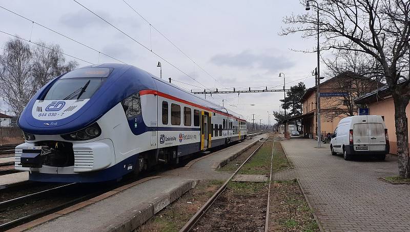 Modernizace se navíc dočká také nádraží v Rosicích nad Labem, kde vzniknou nová nástupiště a podchod, který se napojí na stávající podchod vedoucí pod silnicí na Hradec Králové. Foto: Skanska
