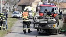 Řidič v Černé u Bohdanče nabral seniora na jízdním kole. Vezl jej na střeše sto metrů, pak narazil do zdi u dětského hřiště a auto převrátil na střechu.